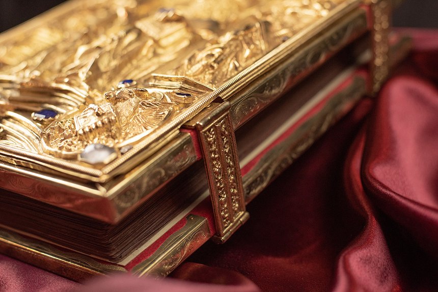 Wie unterscheidet sich der Einband mittelalterlicher Kodizes von modernen Büchern?